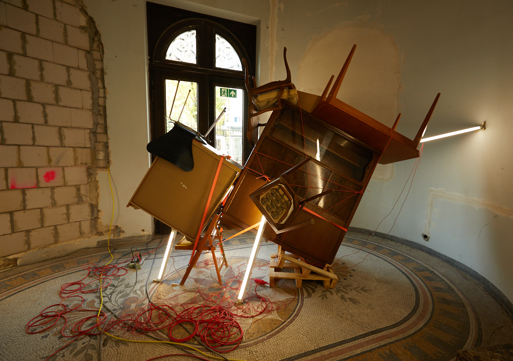 Installation des Künstlers Nir Alon, Hamburg auf der Baustelle des Jüdischen Museums Frankfurt, Untermainkai 14, anläßlich der Projekttage "Open House"